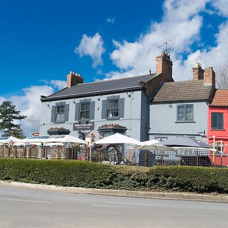 Grantham Arms Hotel Бъроубридж Екстериор снимка