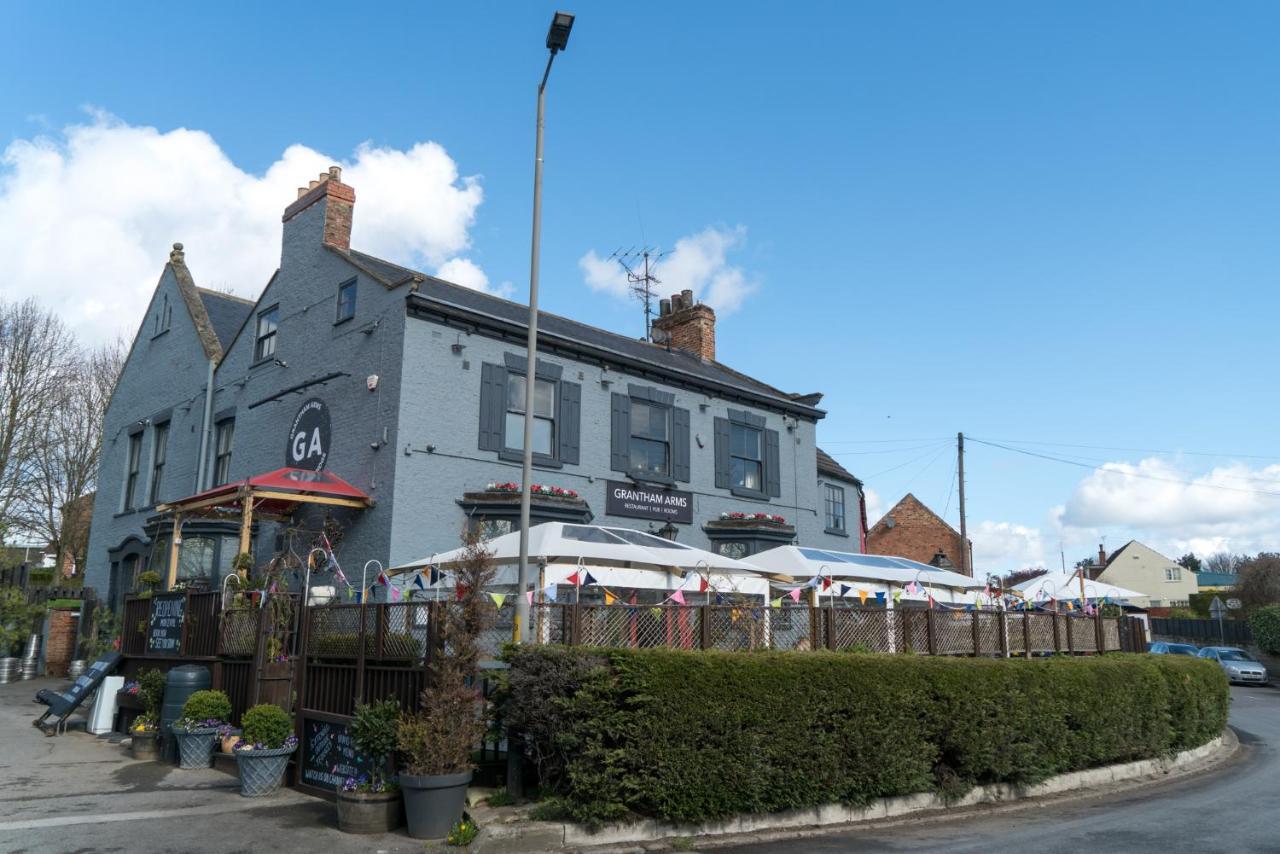 Grantham Arms Hotel Бъроубридж Екстериор снимка