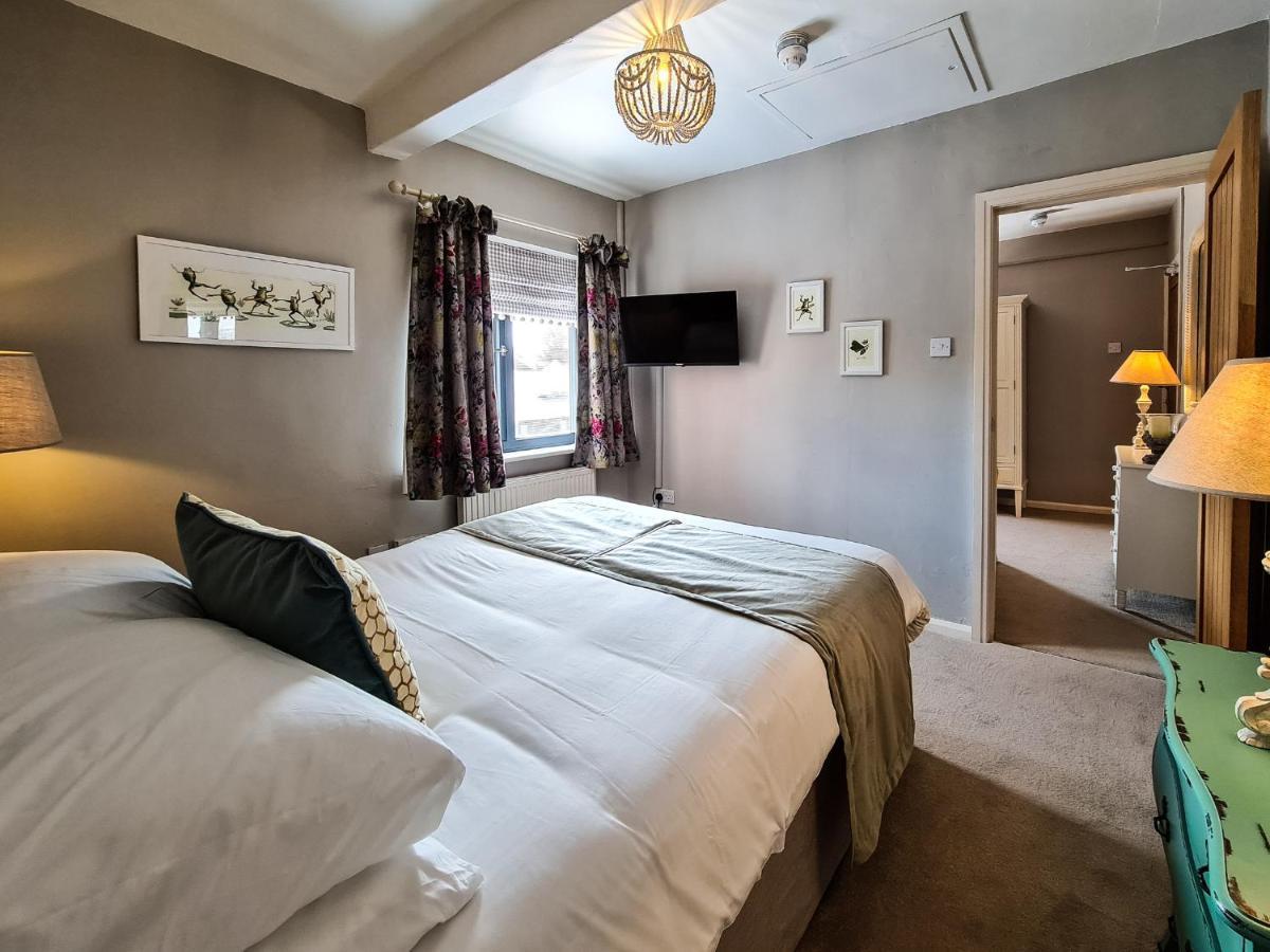 Grantham Arms Hotel Бъроубридж Екстериор снимка